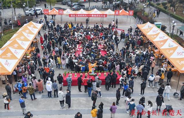 年年有鱼！今天这所学校万人同享鱼宴，楚天都市报读者也来捕鱼吃鱼