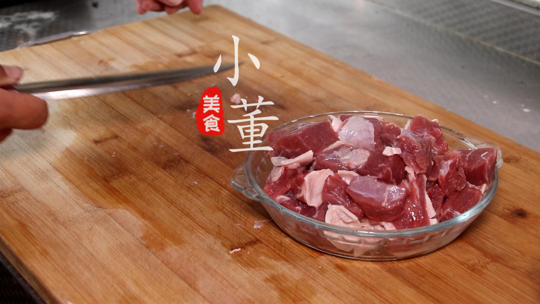西红柿不要再炒着吃了，配1块牛肉，香嫩开胃，上桌连汤都不剩