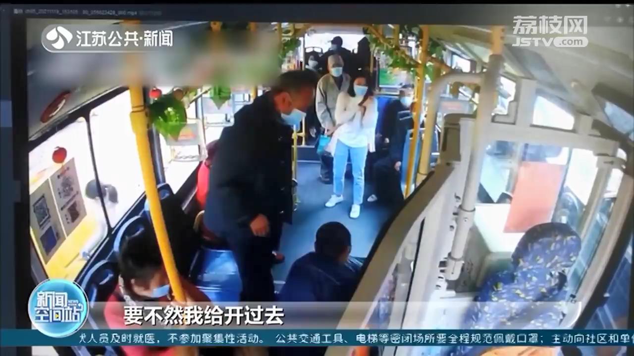 暖心救助！徐州男子公交车上发病晕倒 司乘合力营救