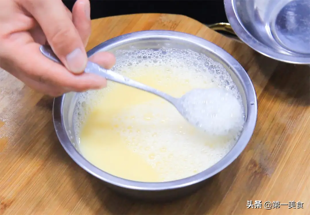 ***蛋羹怎么做才好吃，厨师长分享窍门，***蛋鲜嫩，没有蜂窝