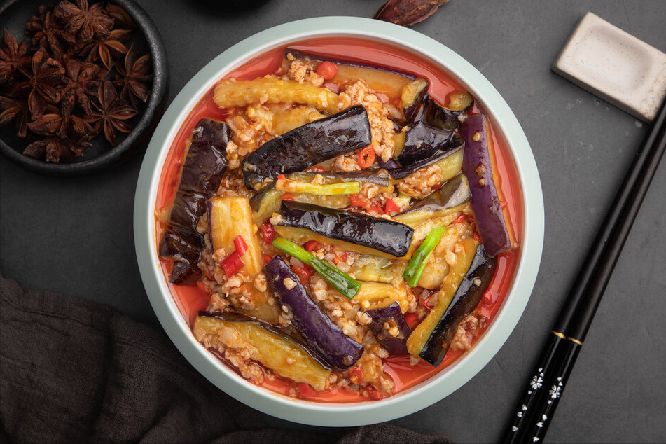 炒茄子切忌直接下油锅，厨师长教你一招，炒出来不发黑也不油腻