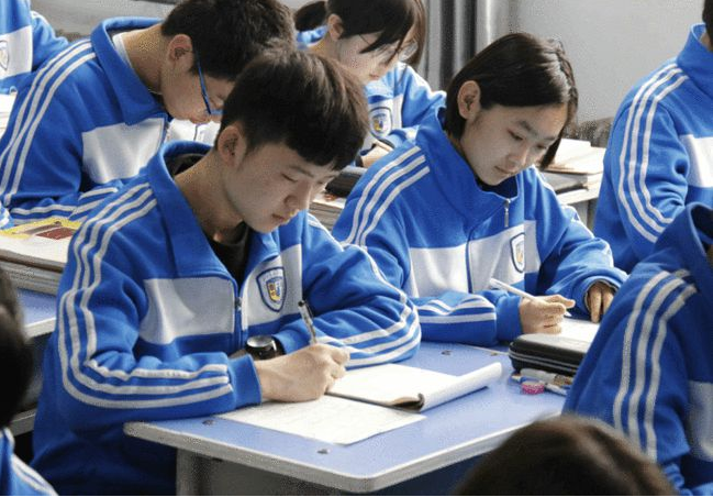 “私立”还是“公办”学校？面对孩子小升初，家长为选学校犯了愁