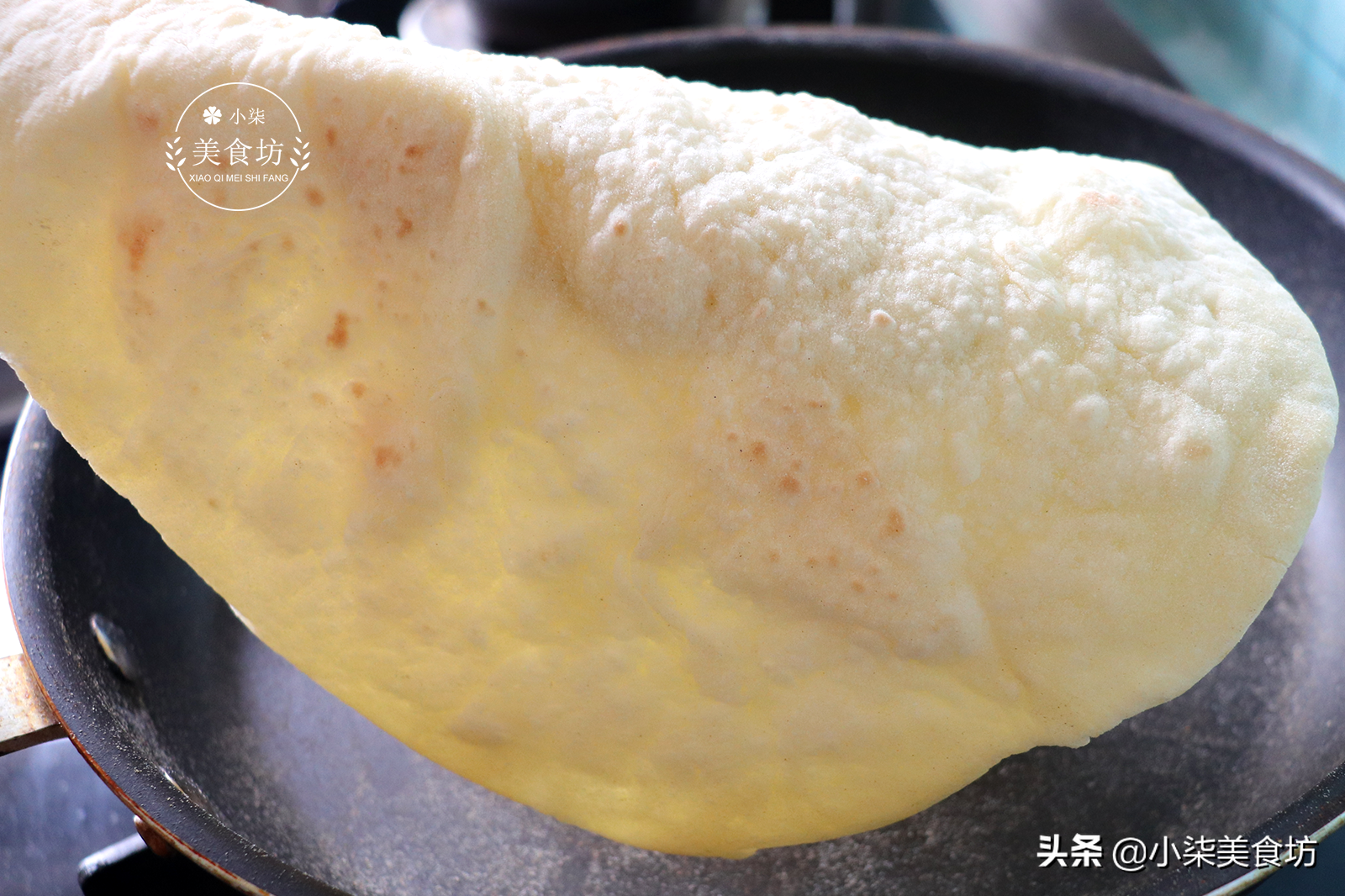 玉米饼这样做太香了，掌握关键2步，个个鼓大泡，出锅瞬间被扫光