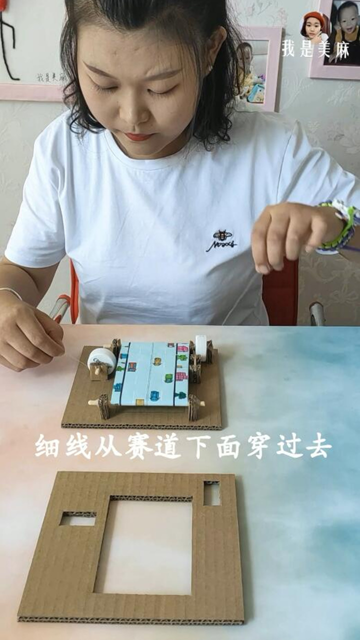 妈妈用废纸箱给儿子做了个小玩具，用两根手指就能玩，画面很逼真