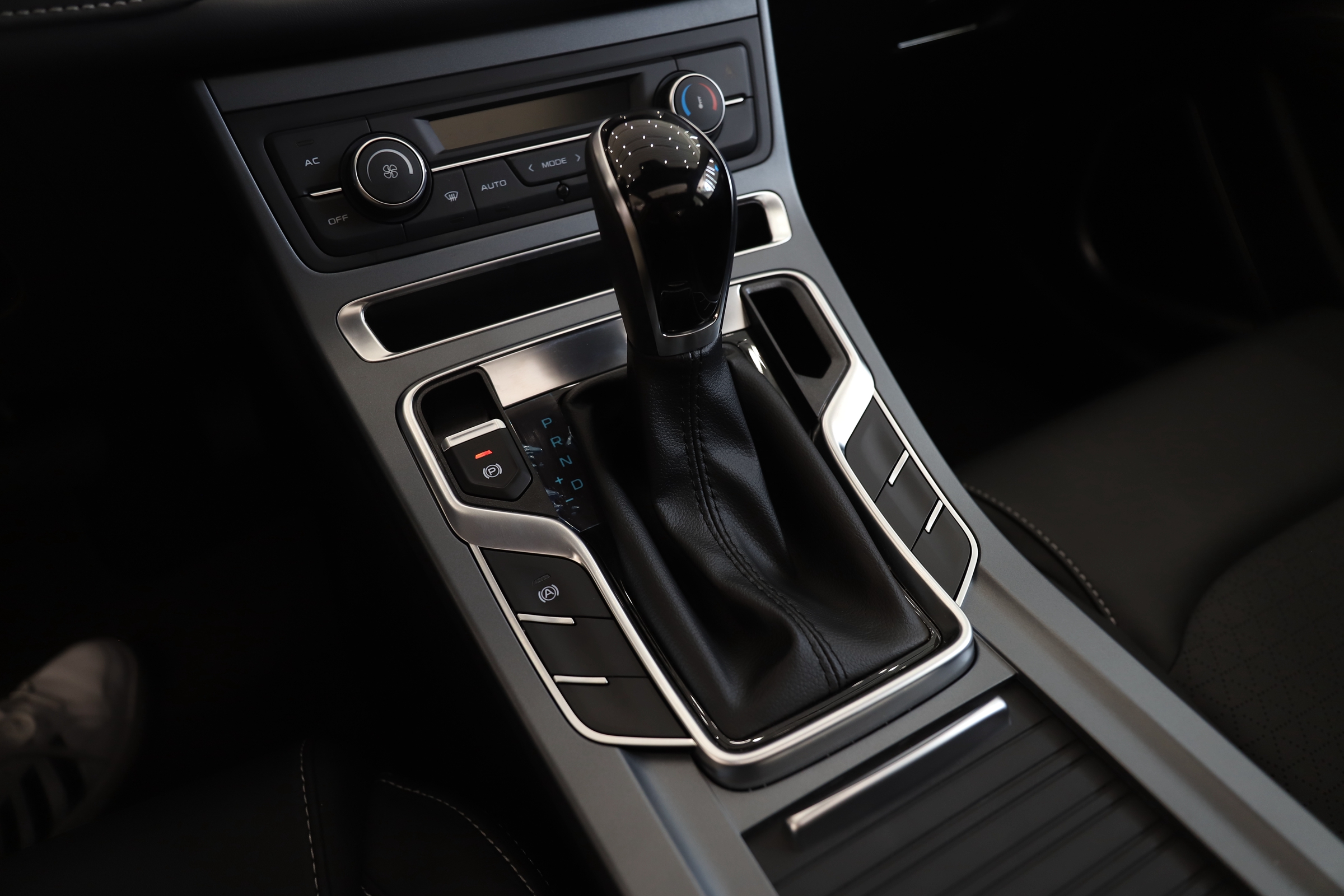 国民家轿热销12年 最低只要4.28万 实拍吉利帝豪UP