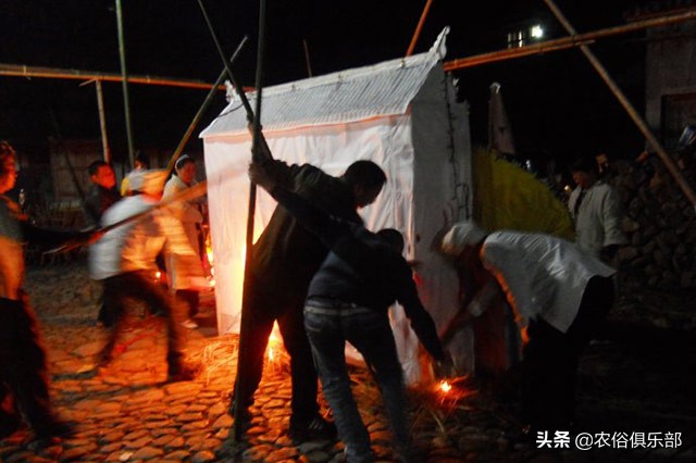 国内10个地区农村报丧仪式，你们见过哪些？放鞭炮吹竹号真不稀奇