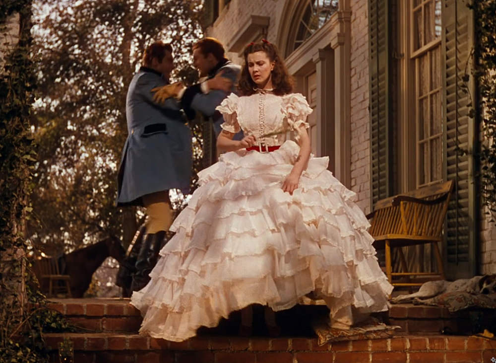 玉婆泰勒的《战国佳人》vs费雯丽的《乱世佳人》:谁的服装更美