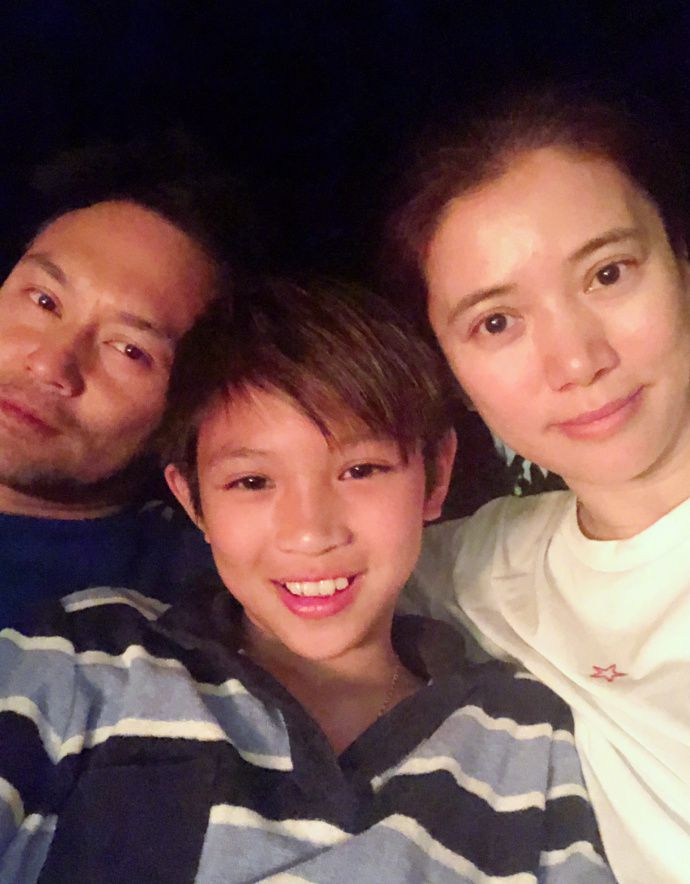 袁咏仪儿子正脸罕见曝光！长相帅气不输男团偶像，与张智霖很神似