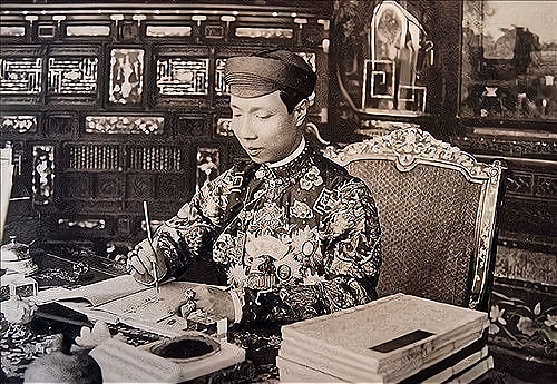 她是有着华人血统的外国王后，因不亲近日本感情破裂，抑郁而终