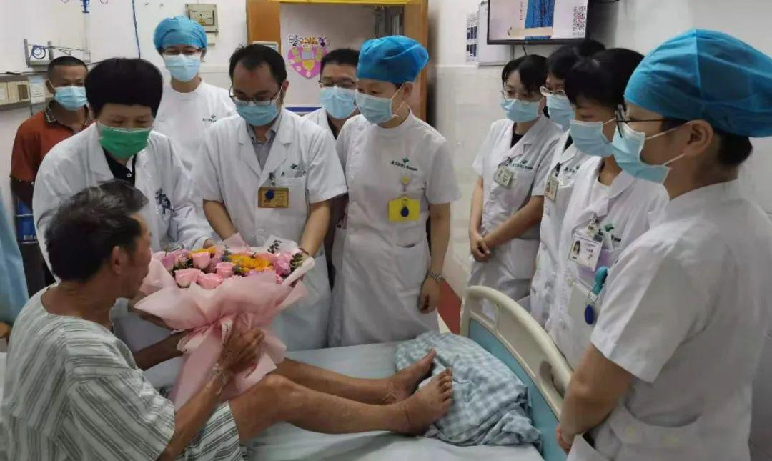 好消息！全红婵爷爷现状曝光：身体康复出院，平时在家看电视