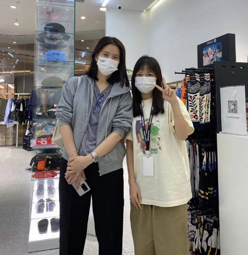 袁咏仪素颜逛街被求合照！眉清目秀个子超高，全身服装无一件名牌
