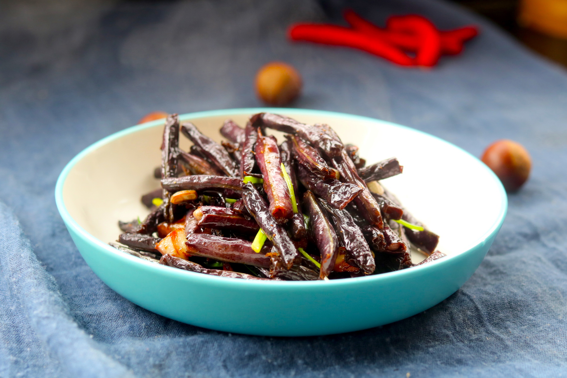 入秋后,红豆角2元1把,遇见抓紧吃,再不吃就下市了,焖肉特香