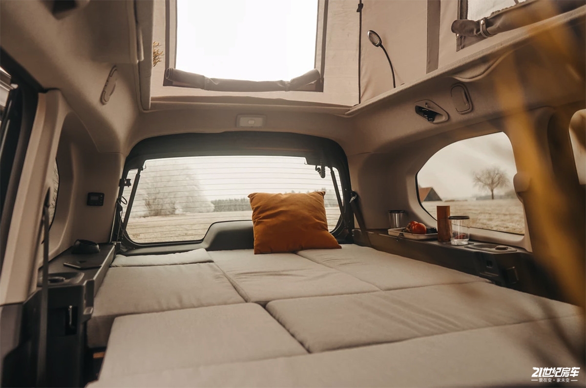 可坐5-7人,车内全部模块化设计