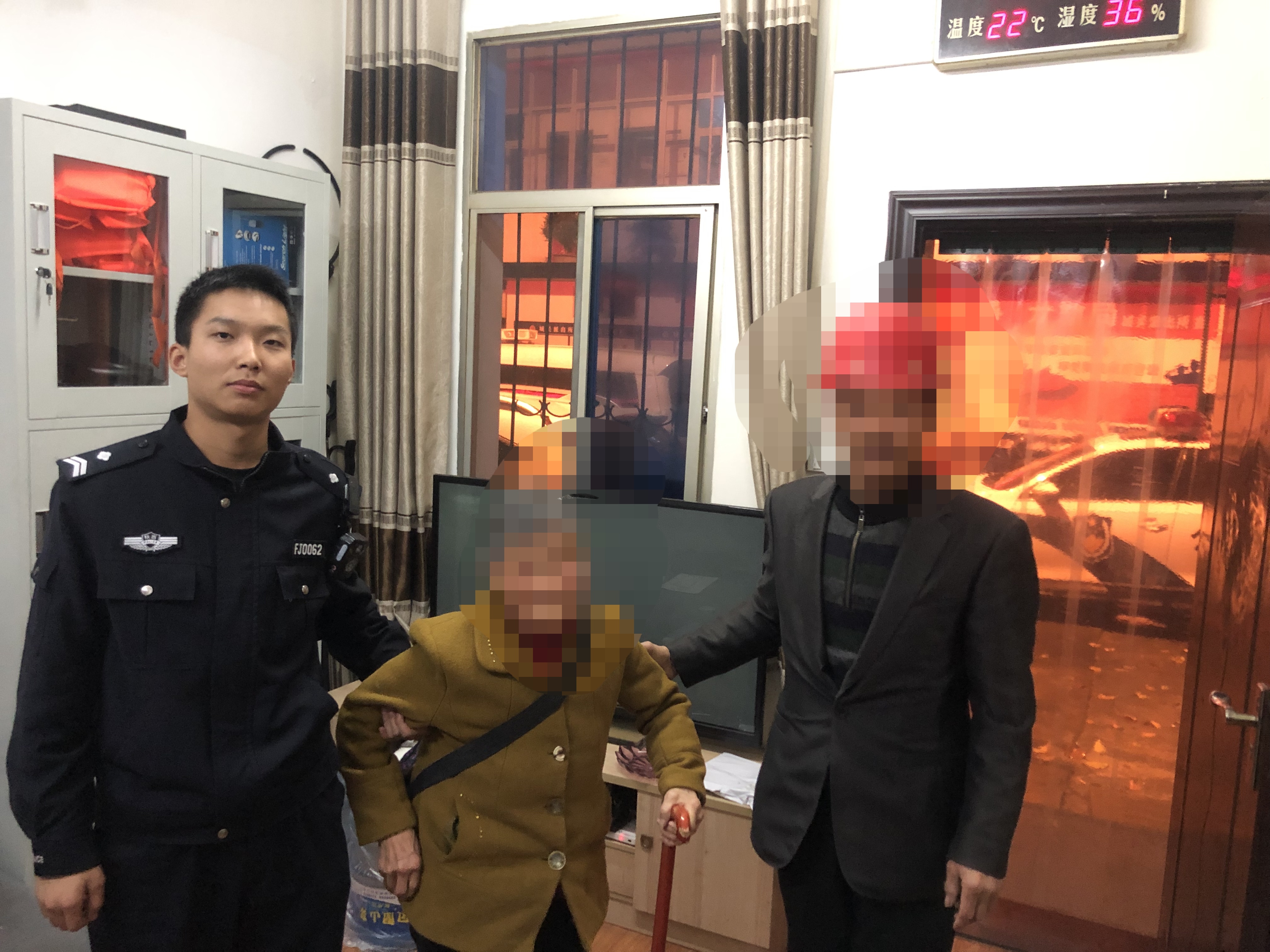 汉阴公安城关派出所辅警救助迷路老人回家