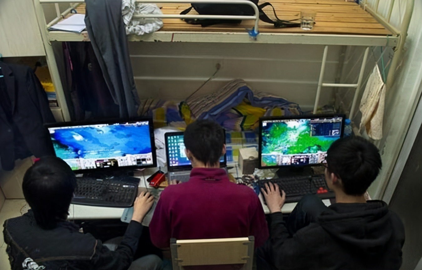 大学生“恶臭生活”曝光，自断前程变“廉价品”，可谓自作自受