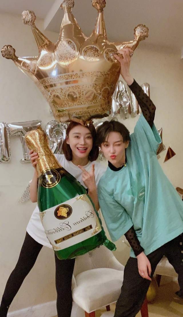 袁姗姗过34岁生日，闺蜜张馨予甜蜜相陪，好友孙坚隔空送祝福！