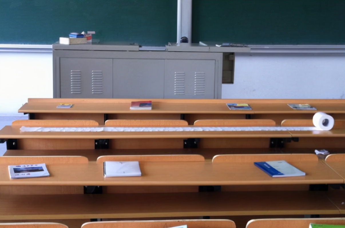 一组清华大学教室照片走红，引来网友热议，称学生吃相太难看