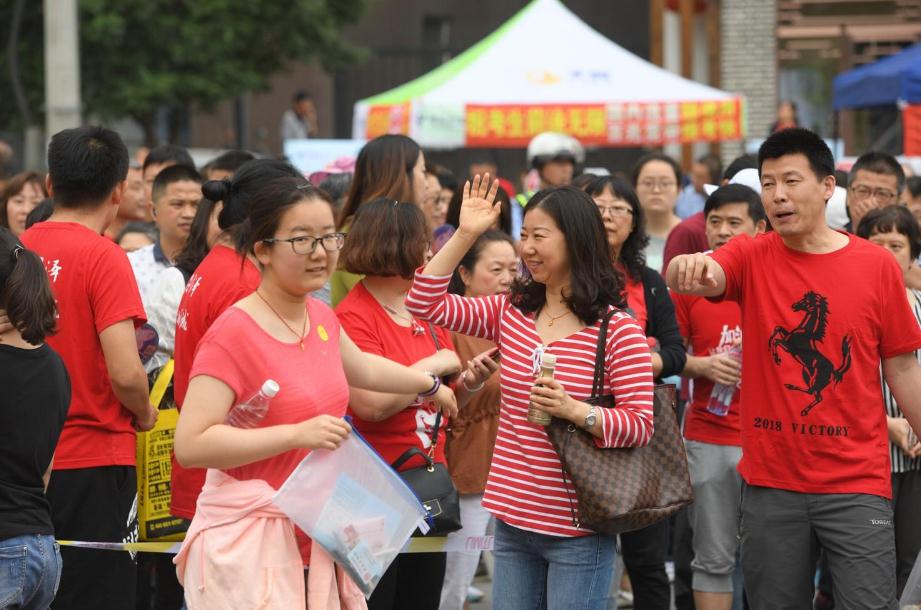 为什么高考不建议穿“校服”？监考老师给出解释，考生别不在意