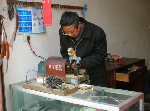 汽车钥匙丢了怎么办？可以自己买钥匙吗？