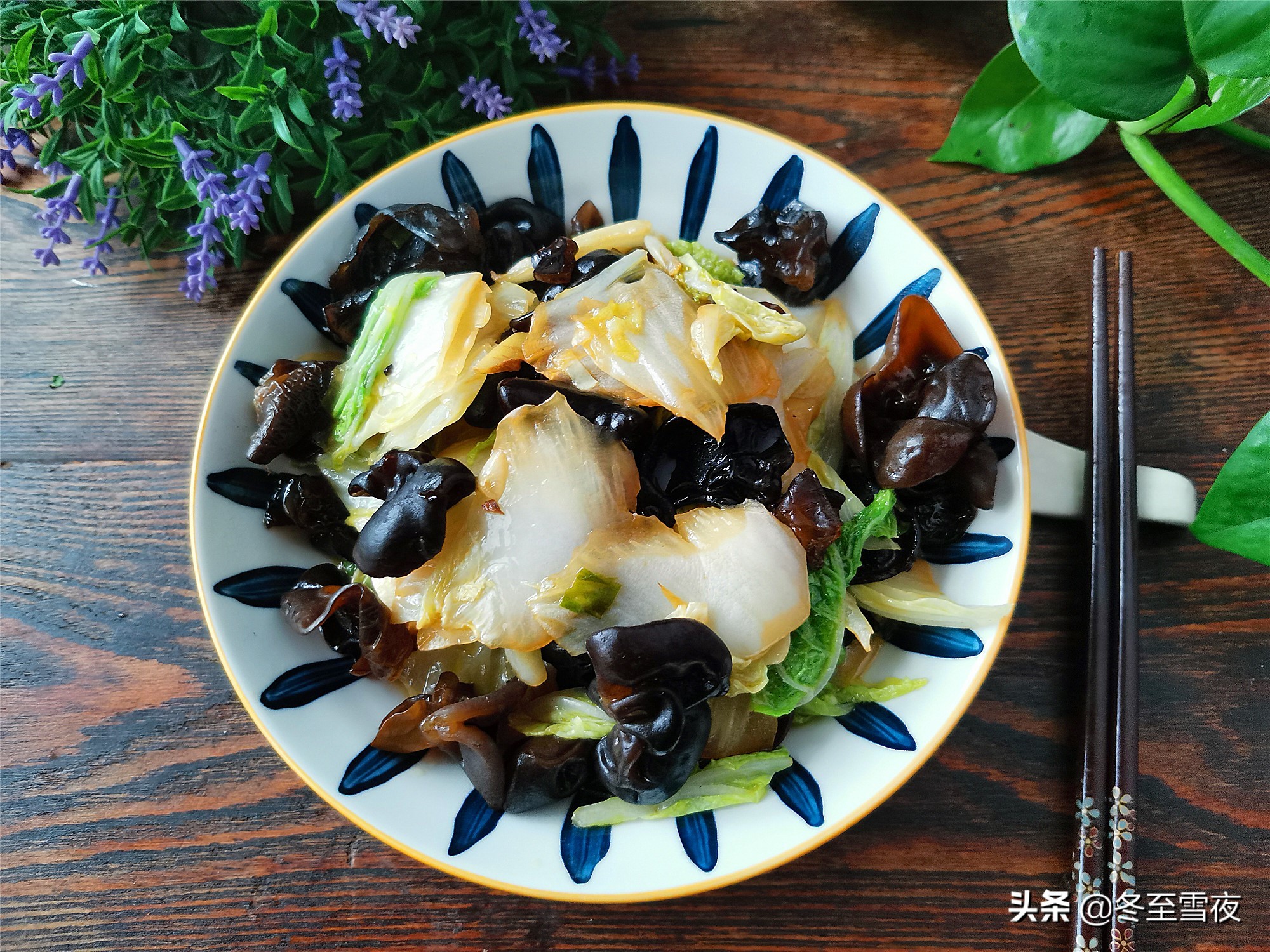 做木耳炒白菜的小技巧,白菜用不用焯水?教你正确做法,脆嫩下饭