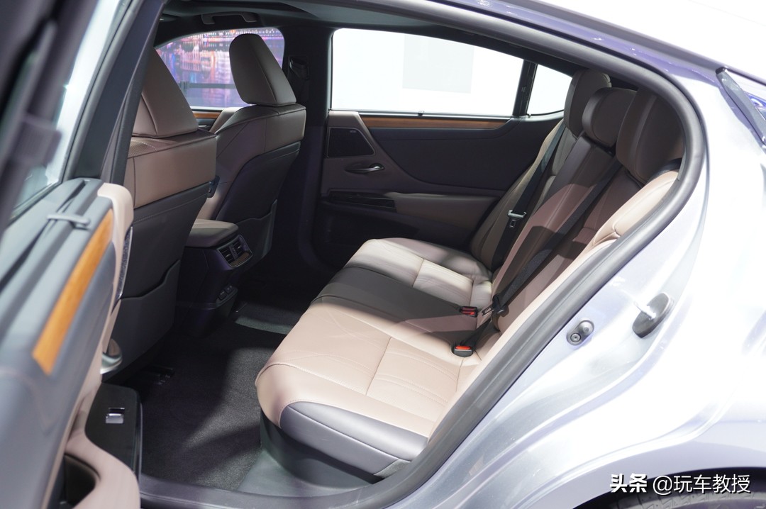 新款雷克萨斯ES亮相！外观更犀利 内饰更具科技感