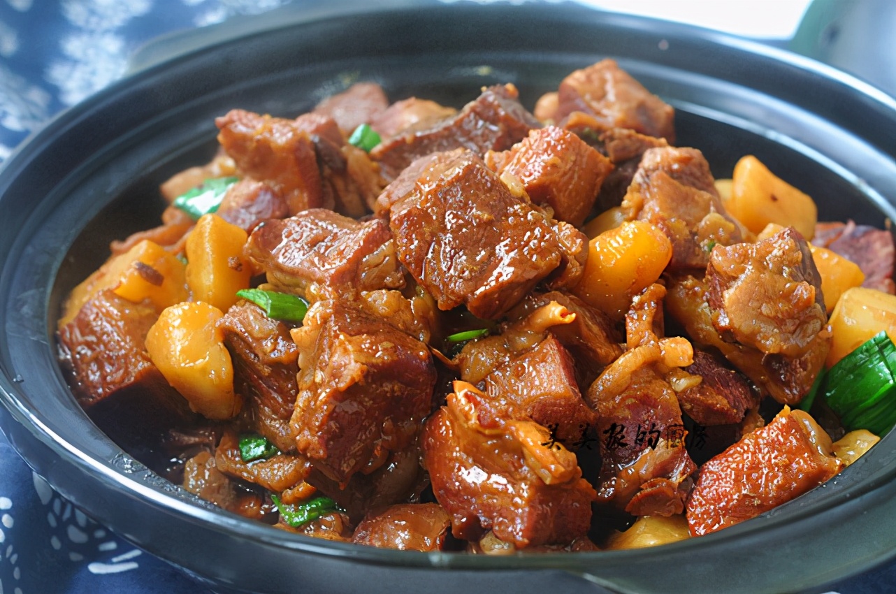 偷学酒店大厨的红烧牛腩,果然牛!3天做了2次,孩子还嫌不够