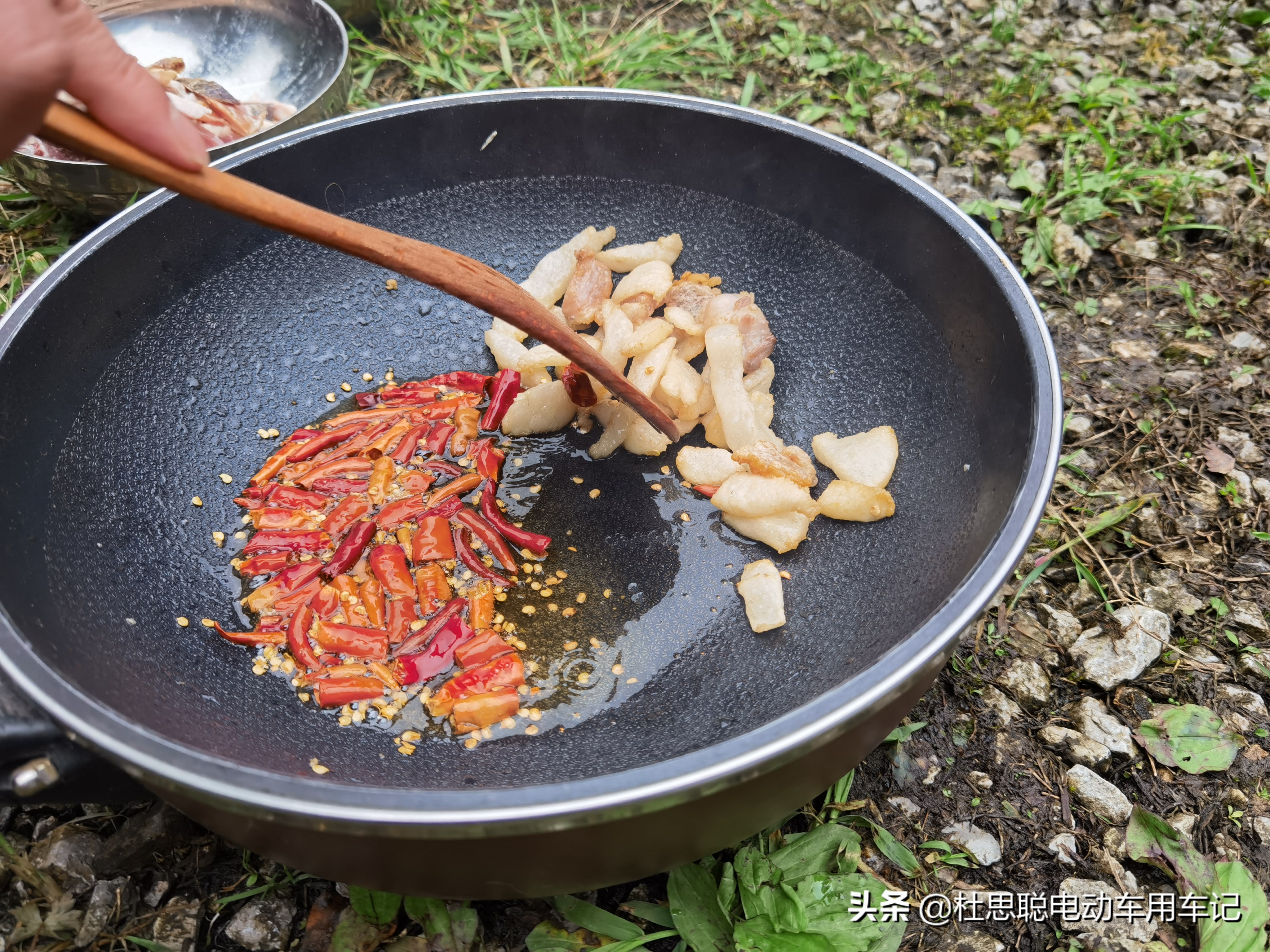 汉EV自驾青城后山，道士给的野生竹笋，拿来做了美味的腊肉炒竹笋