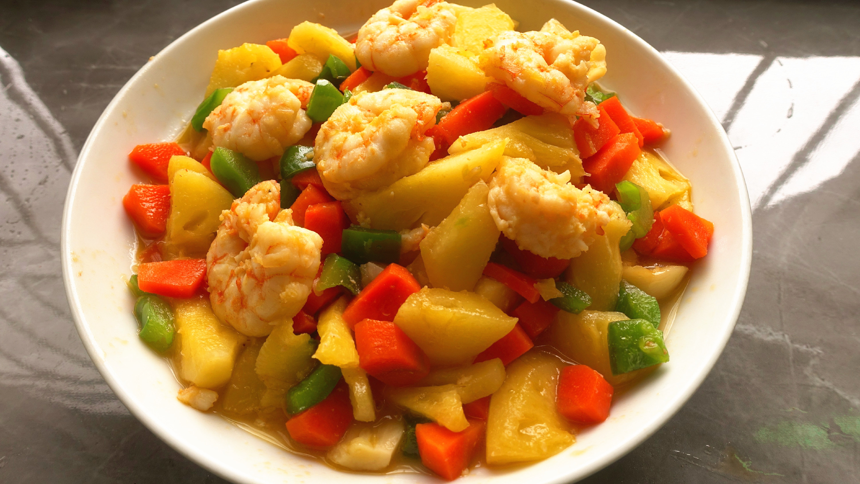 菠萝炒虾怎么做才好吃 虾炒菠萝的做法大全 - 情书号