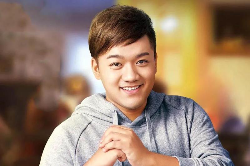 还记得《家有儿女》三姐弟吗？哥哥姐姐都大火，弟弟如今颜值逆袭