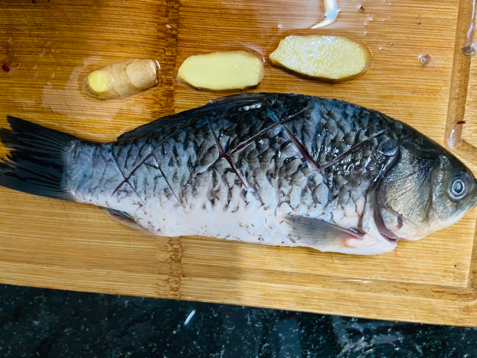 孕妇喝的鱼汤怎么熬?牢记3个小技巧,鱼汤无腥味,奶白色特别鲜