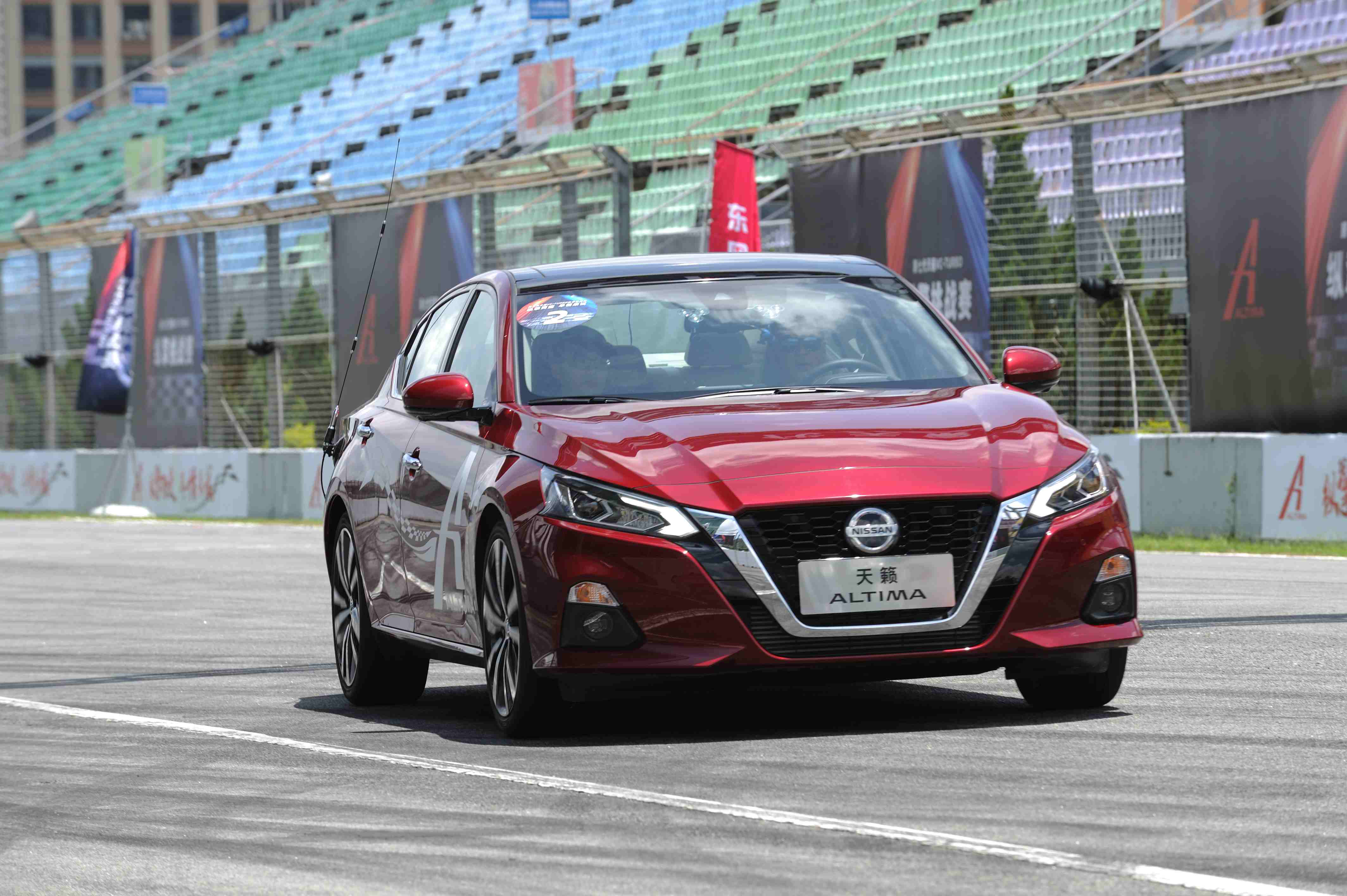 飞奔的大沙发——赛道激试全新日产天籁Altima