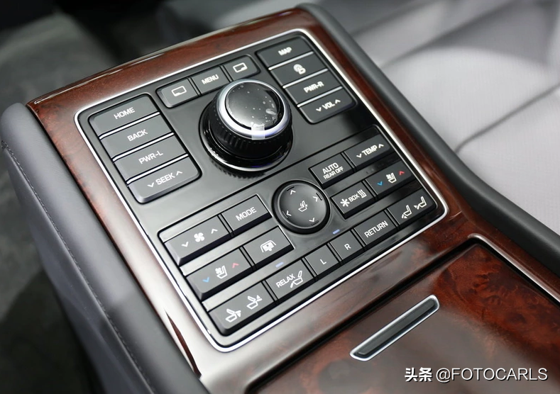 售价105.8万！现代雅科仕3.8 V6加长旗舰实拍，后排座椅太抢眼了