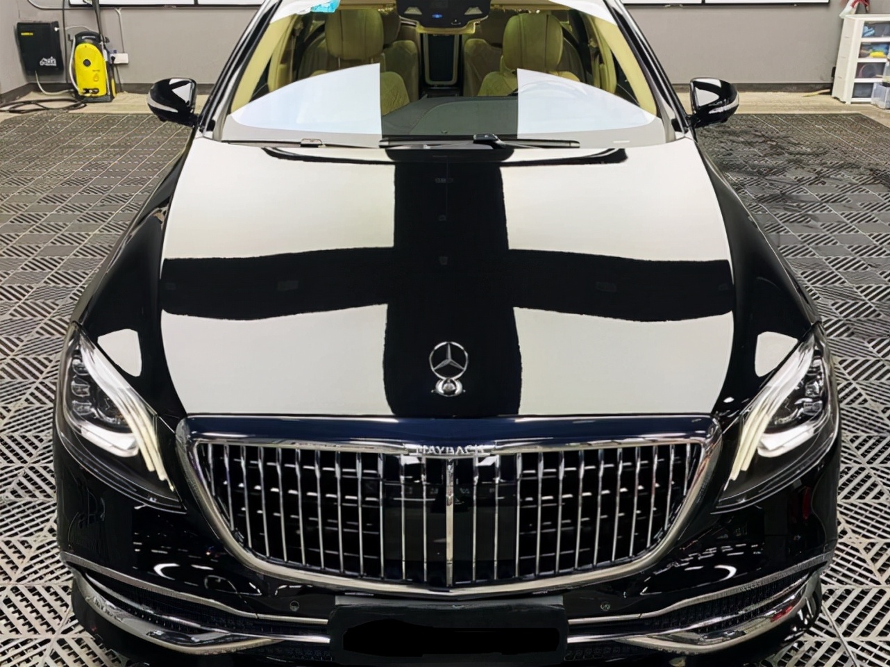 洗车店遇到奔驰迈巴赫S680，洗一次车300元，驾驶员会说三种语言