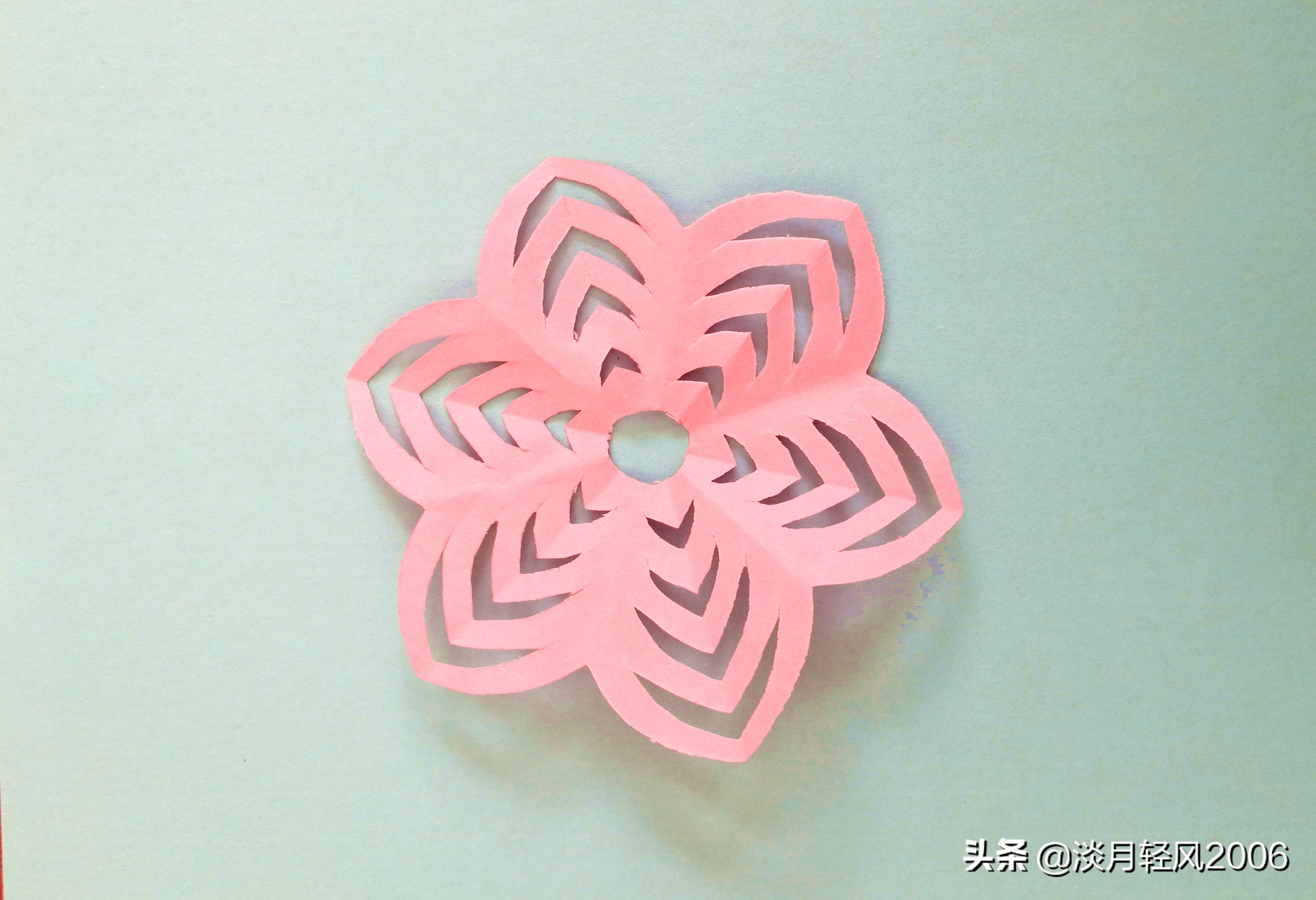 花朵剪纸教程(亲子手工,教孩子用一张纸剪出一朵可爱的花朵,简单易学