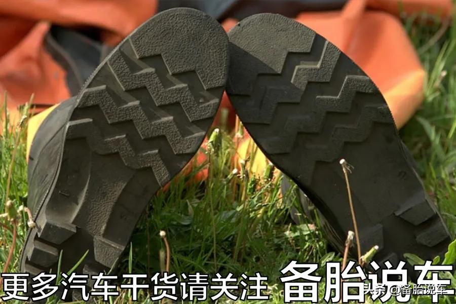 轮胎陷泥坑里打滑出不来，挖坑有用吗？