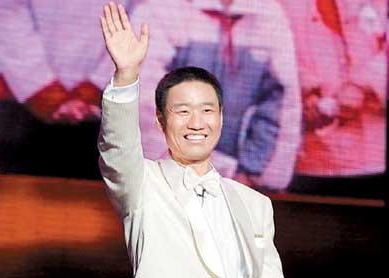 2005年，歌手丛飞因胃癌住院，资助的学生站在床头要钱