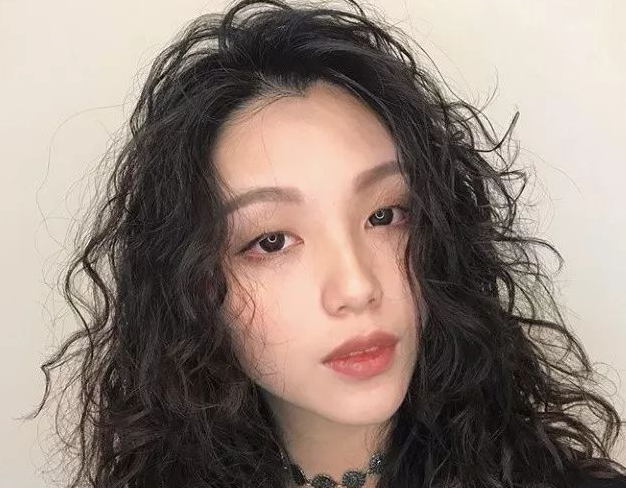 四五十岁的女人留头发别老一套，试试这几款烫发，儿媳妇都夸年轻