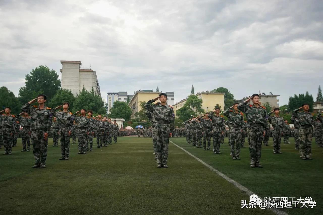 雨中闭幕，2020级军训汇报，请您检阅