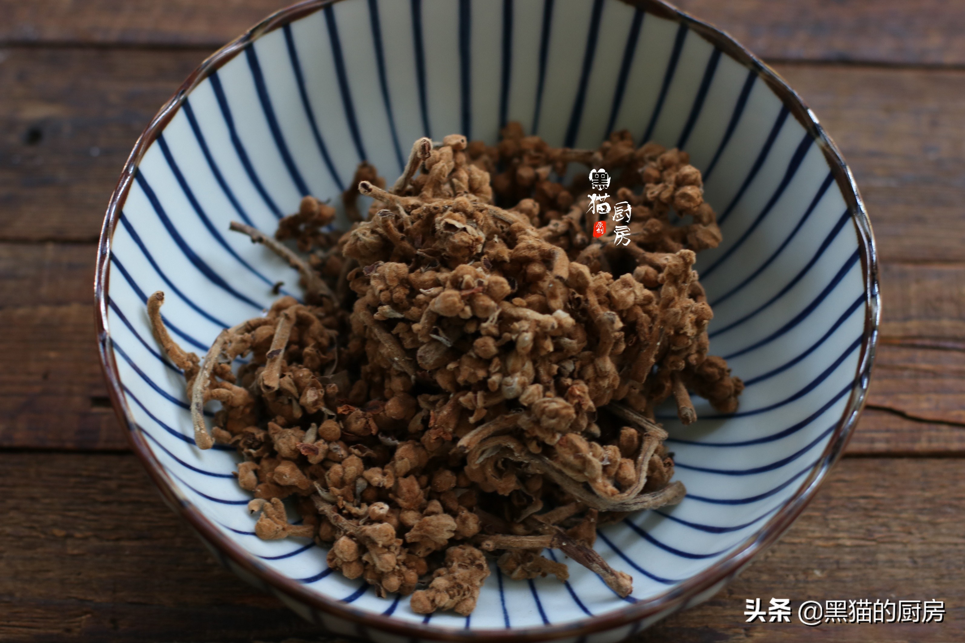 这花可以泡茶，也可以用来煲汤，广东妈妈常煲给家人喝，润肺祛痰