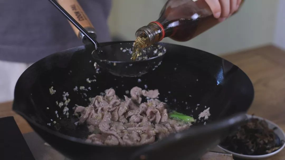 土豆粉怎样才好吃？浇头最重要，这样做酸辣过瘾连汤底都喝干