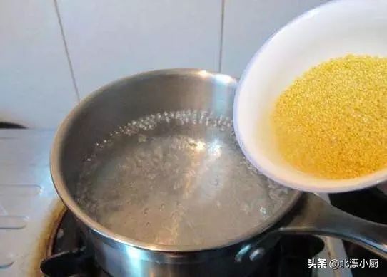 熬小米粥，牢记“1浸2搅3点”，小米粥粘稠浓香，入口鲜滑