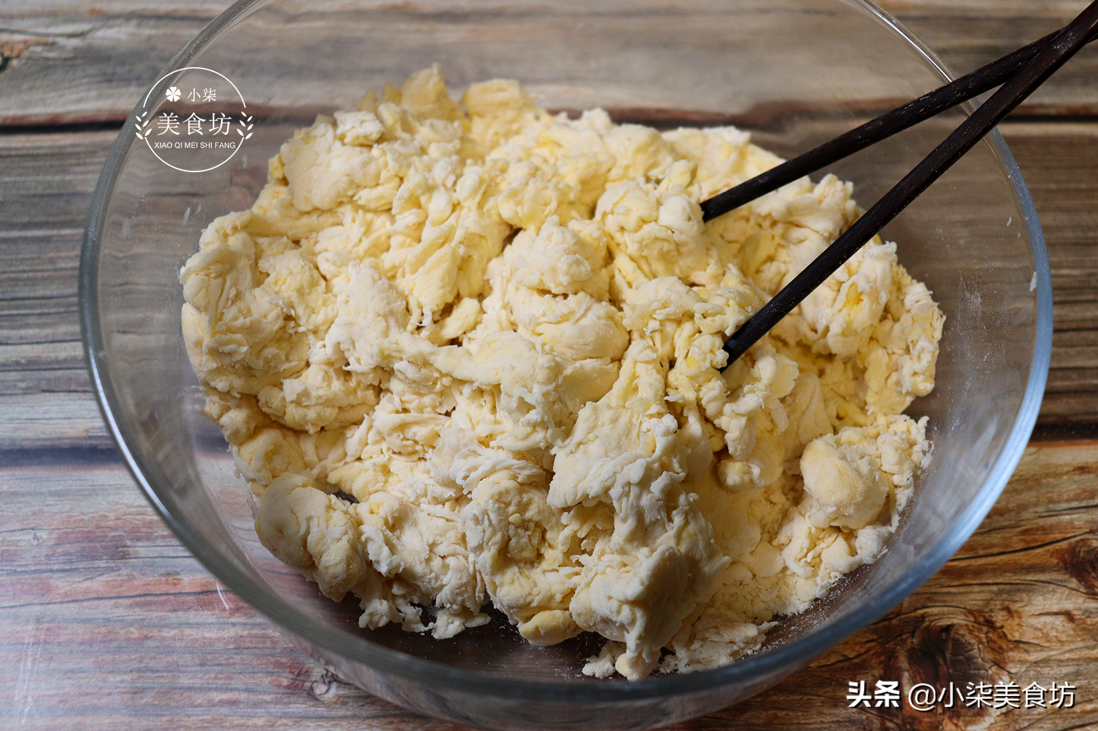 玉米饼这样做太香了，掌握关键2步，个个鼓大泡，出锅瞬间被扫光