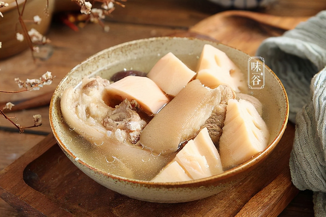 入冬后，有条件多给家人喝这汤，汤鲜味美有营养，别不懂吃