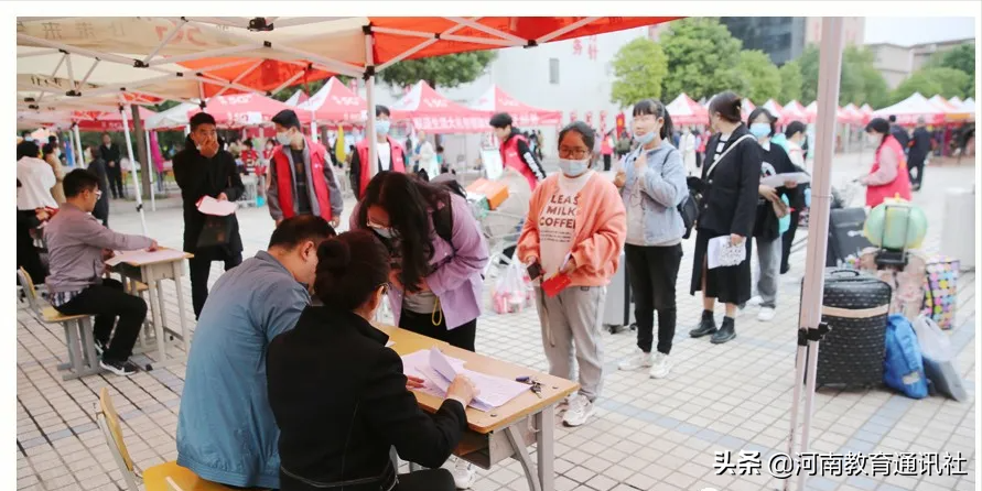 喜气洋洋迎新生！记河南省医药卫生学校2021级新生入学报到