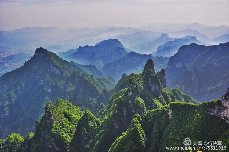 玉壶峰下松涛起，天界佛国掸尘埃！走遍千山万岭，唯天门山独有