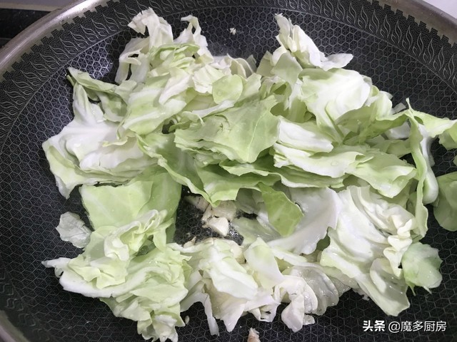 包菜怎样炒好吃又简单？包菜最好吃的做法，不费时不费事-第9张图片