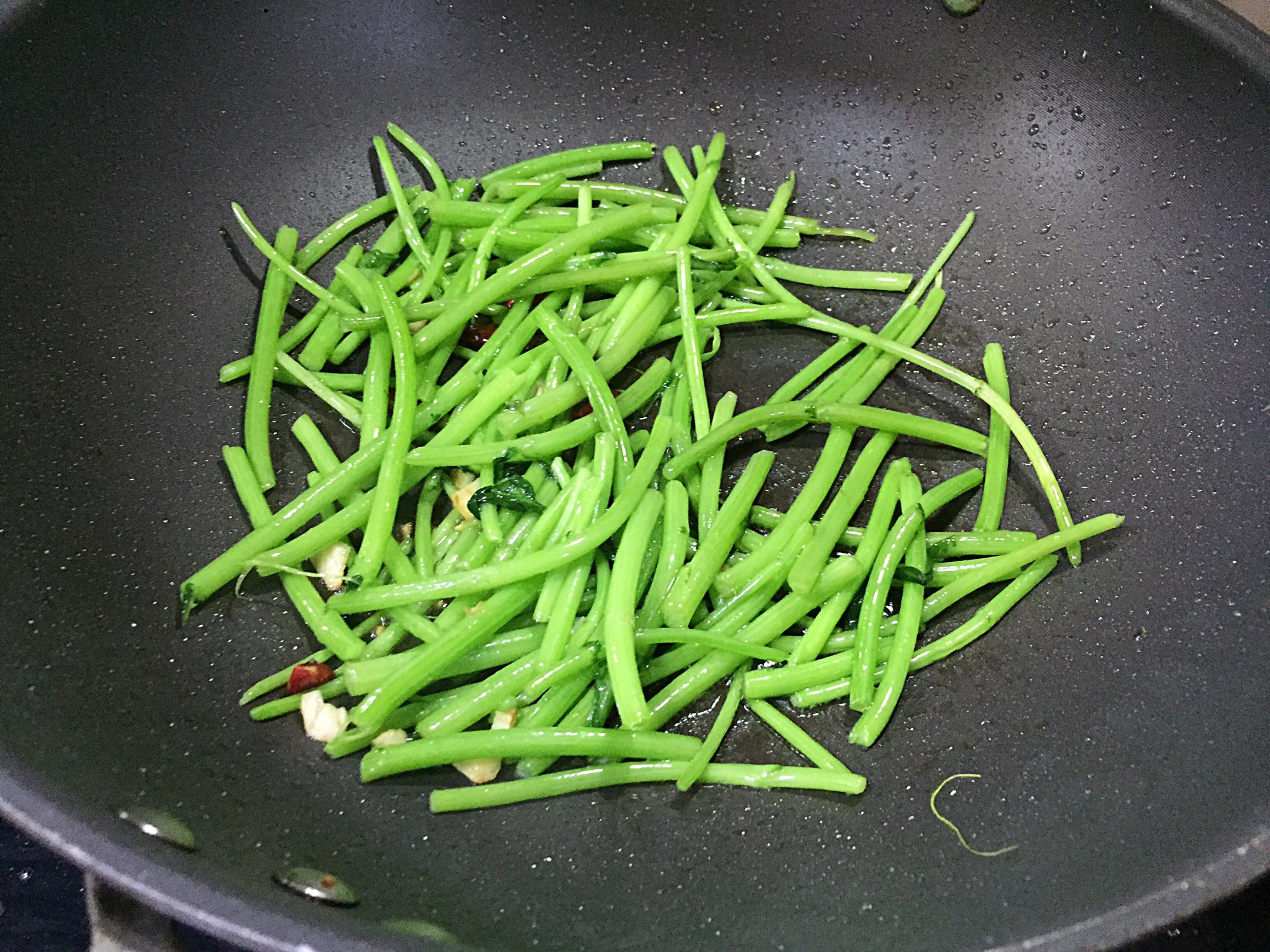 芦蒿和茼蒿的区别图片(现在这菜正当时) - 赤虎壹号