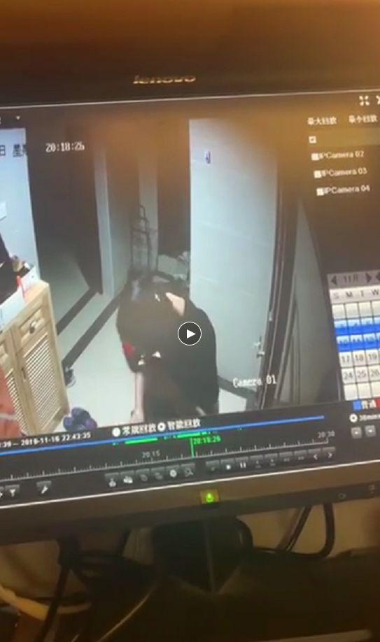广西一男子居然在楼道里狂吻女鞋，还做出猥琐动作