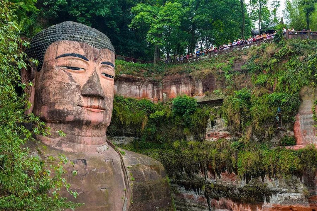 千年不倒的巨大佛像