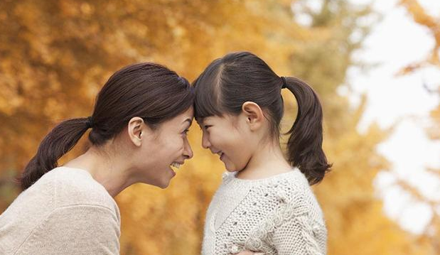 学校出现新课桌椅“懒人躺”，在教室也能躺着睡觉，小学生真幸福